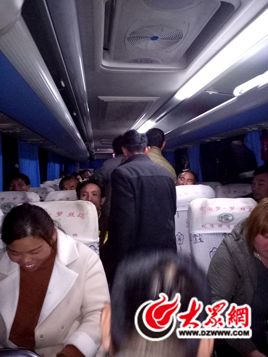 客车高速抛锚,民警及时救援