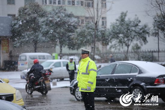 日照港交警雪中执勤 保障车辆顺利通行