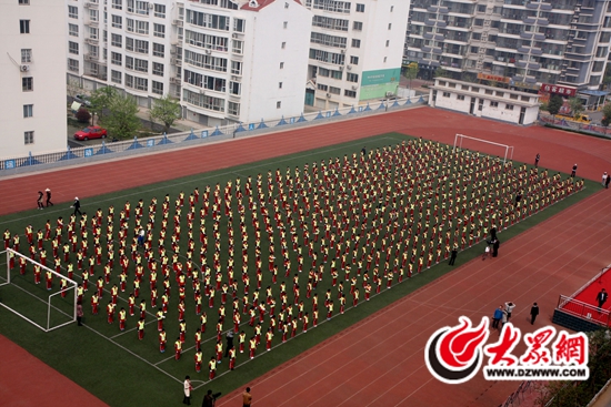 整齐的方队,济南路小学的孩子都穿上了荧光衣.jpg