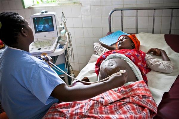 非洲女子分娩实拍条件落后生产如此艰难