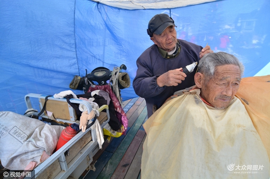 资讯 为聊天解闷 日照七旬老人大集坚守理发摊50年