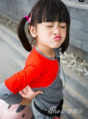 森碟指着爸爸的少年照叫弟弟 森碟指着爸爸的少年照叫弟弟