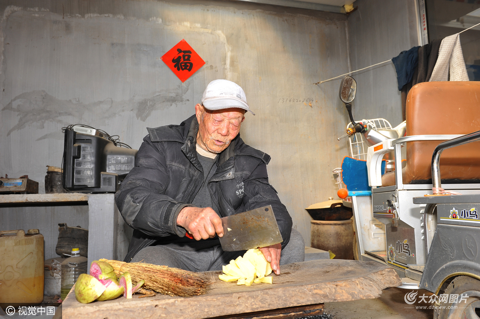 莒縣93歲抗戰老兵十年如一日照顧癱瘓妻子