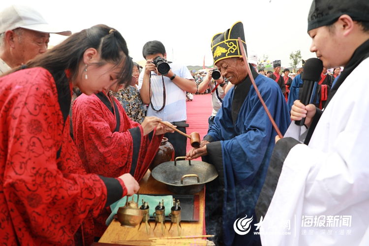 6月15日上午,莒县寨里河镇第四届龙尾民俗文化节在龙尾村神龙府盛大