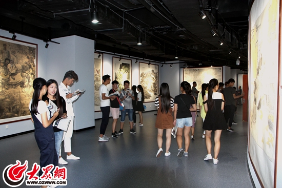 参观画展的青年学生6 参观画展的青年学生6