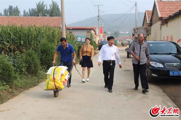 小学党总支书记葛凤生带领全体党员深入结对帮扶村—龙山镇北上涧