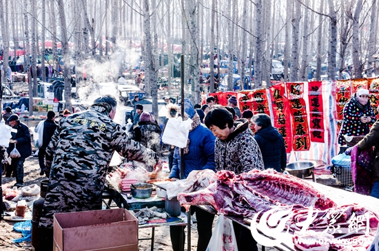 五莲乡村腊月集红火热闹年味浓