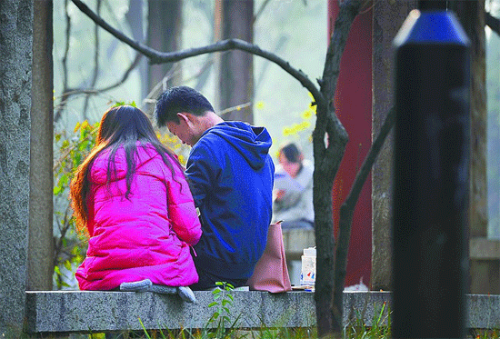 高校开“婚恋课” 受追捧堂堂爆满学生想选“挤”不上