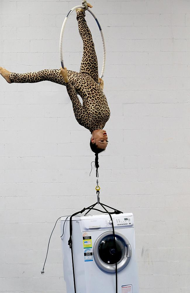 高清:澳女子用头发演杂技 吊起75公斤重洗衣机