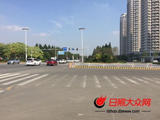 日照青岛路机动车右拐闯红灯?只因设有右转信号灯