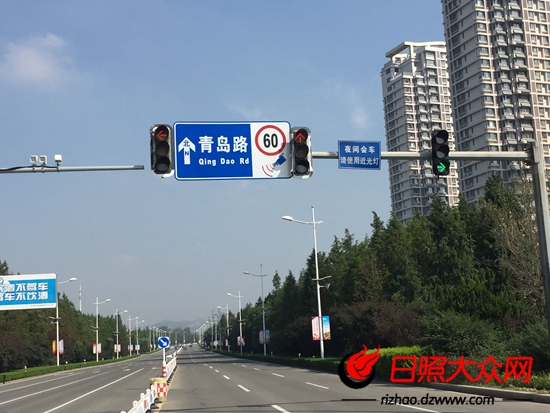 日照青岛路机动车右拐闯红灯?只因设有右转信号灯