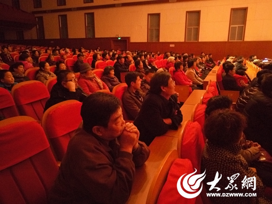 观众在认真观看演出 观众在认真观看演出